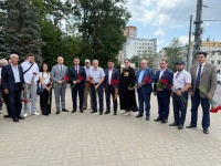 Общественная палата приняла участие в возложении цветов к памятнику павшим воинам