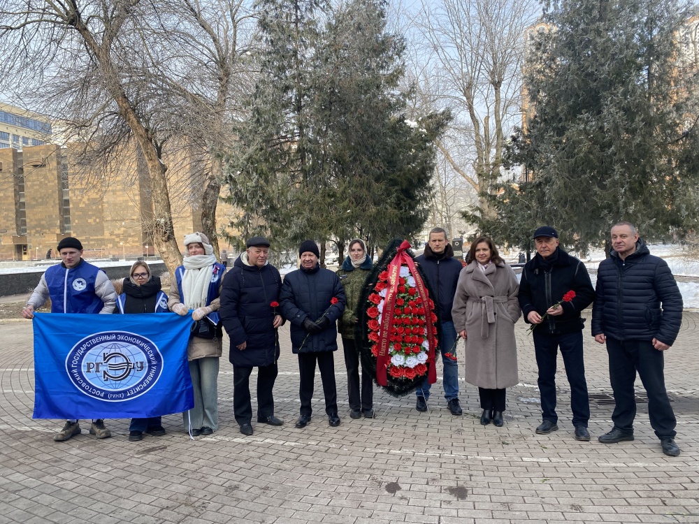 Члены Общественной палаты Ростовской области почтили память освободителей Ростова-на-Дону