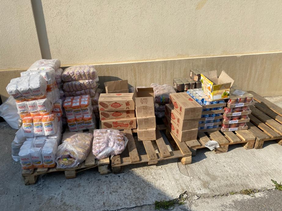 Более 100 продуктовых наборов получили сегодня жители Железнодорожного района