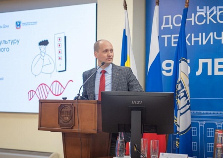 Роман Поликарпов выступил с докладом о развитии и популяризации донорства крови и донорства костного мозга