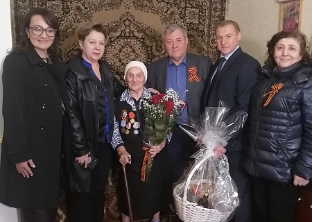 Члены Общественной палаты поздравили ветеранов с наступающим Днем Победы